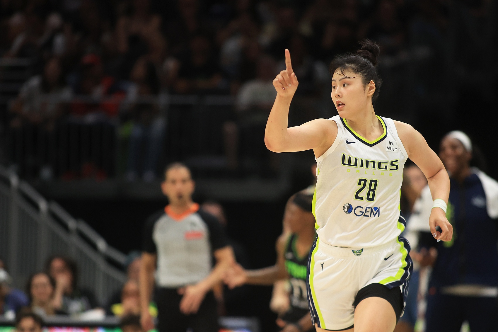 官方：李月汝因膝伤将缺席今天飞翼VS王牌的比赛