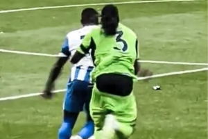 mk体育-富勒姆球员巴锡边踢比赛边掉裤子,社媒回应:这场我肯定提好裤子