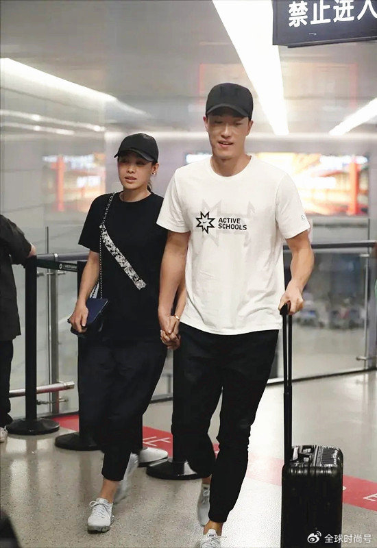 mk体育-身价7亿二婚娶师妹，刘翔爱旅游不创业不奢侈，女友是暗黑休闲风|吴莎|卡通|山河|卫衣|工装_新浪新闻