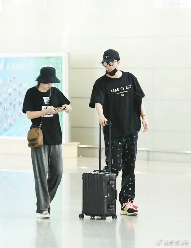 mk体育-身价7亿二婚娶师妹，刘翔爱旅游不创业不奢侈，女友是暗黑休闲风|吴莎|卡通|山河|卫衣|工装_新浪新闻