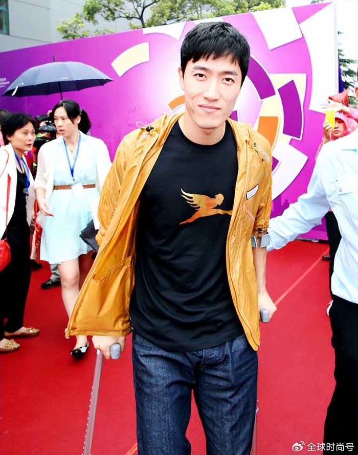 mk体育-身价7亿二婚娶师妹，刘翔爱旅游不创业不奢侈，女友是暗黑休闲风|吴莎|卡通|山河|卫衣|工装_新浪新闻