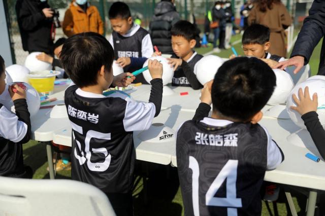 mk体育-足协杯“种子计划”进苏州 申花两将与足球小将互动