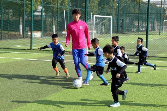 mk体育-足协杯“种子计划”进苏州 申花两将与足球小将互动