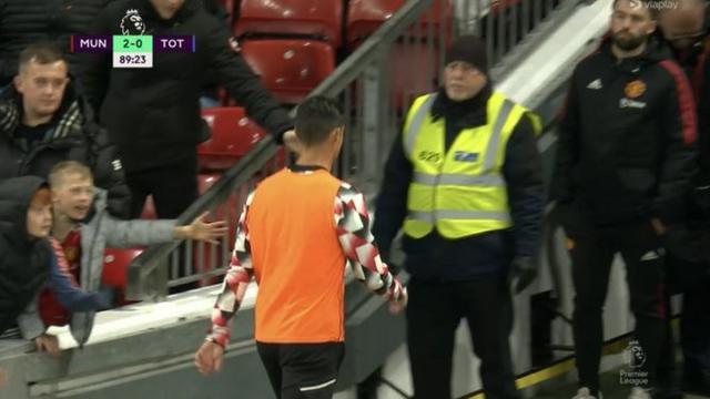 1666235376893090098.jpg mk体育直播-提前离场回更衣室,名宿:C罗认为自己比曼联更大